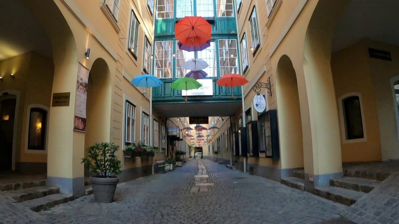 Vienna * Wien: Sünnhof Passage frühmorgens