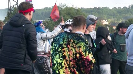 شاهد: محبو بول مكارتني يتدفقون لحضور حفله بمهرجان غلاستونبري