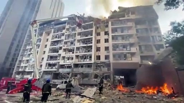 Un misil impacta en un edificio de apartamentos del centro de Kiev