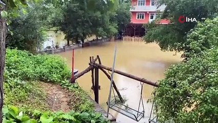 Bartın'da karayolunda taşkın yaşandı, ev ve işyerlerini su bastı