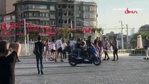 Taksim Meydanı'nda ilginç kavga: Kızlı erkekli birbirlerine girdiler!