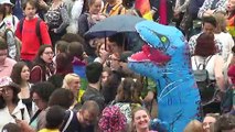 Marche des Fiertés LGBT : Paris prend des couleurs arc-en-ciel
