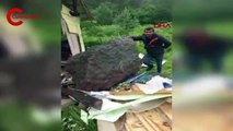Artvin'de yamaçtan kopan kaya evin duvarını yıktı