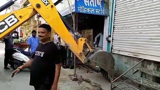 प्रताप चौक क्षेत्र में देर रात तक करते रहे साफ-सफाई, दिन में भीड़भाड़ के कारण नहीं हो पा रही थी सफाई