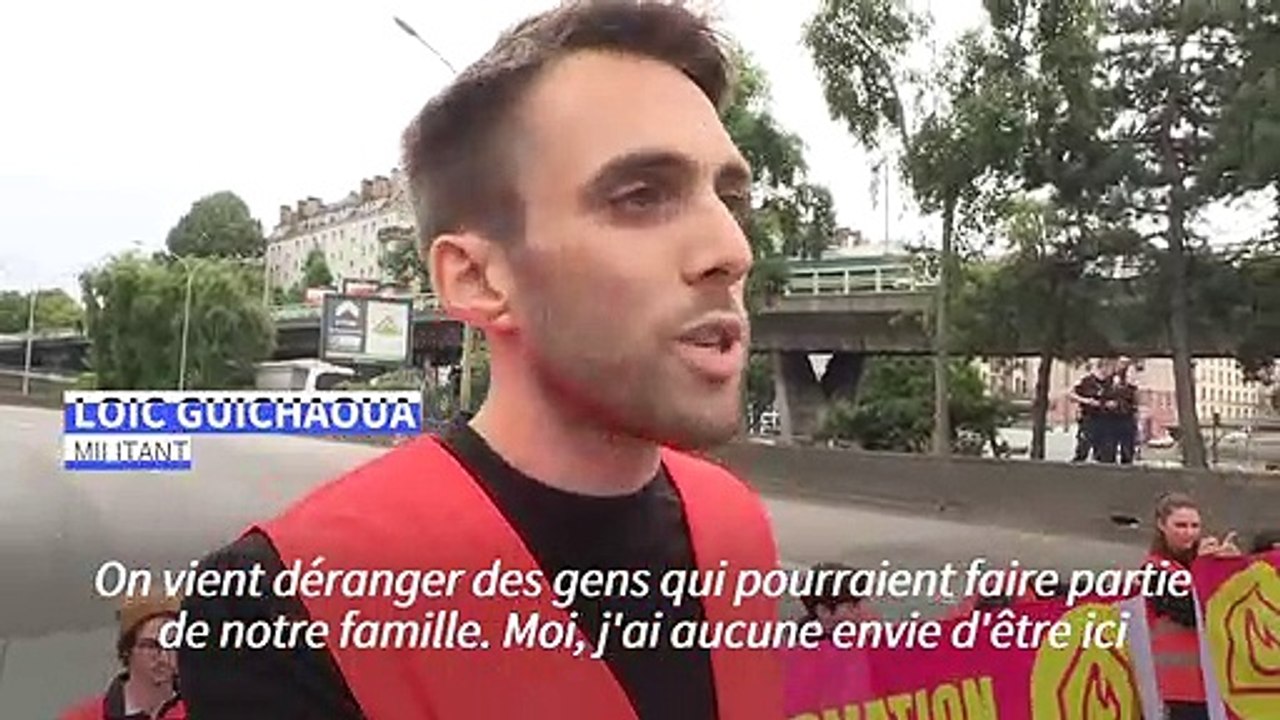 Paris: des militants écologistes bloquent le périphérique