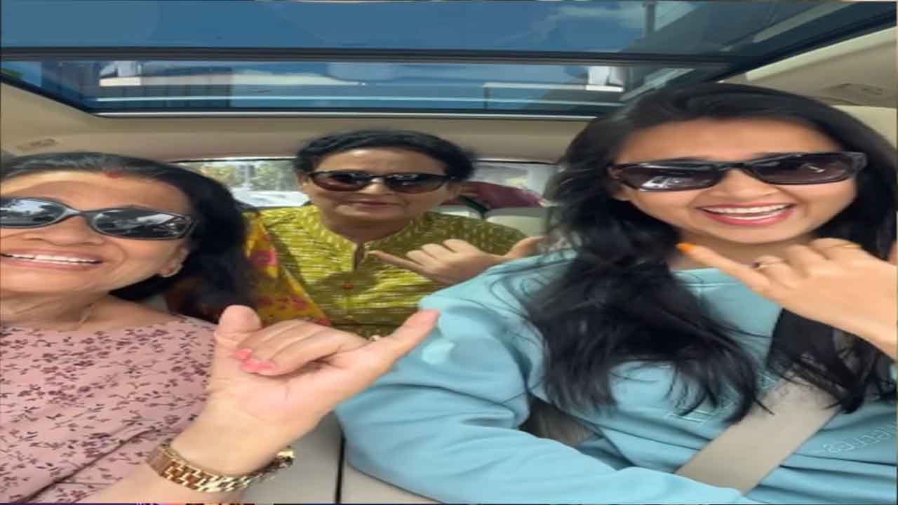 Tejasswi Prakash निकली Karan kundra की मां को घुमाने, Karan ने comment में कहा ये, देखें Video|*TV