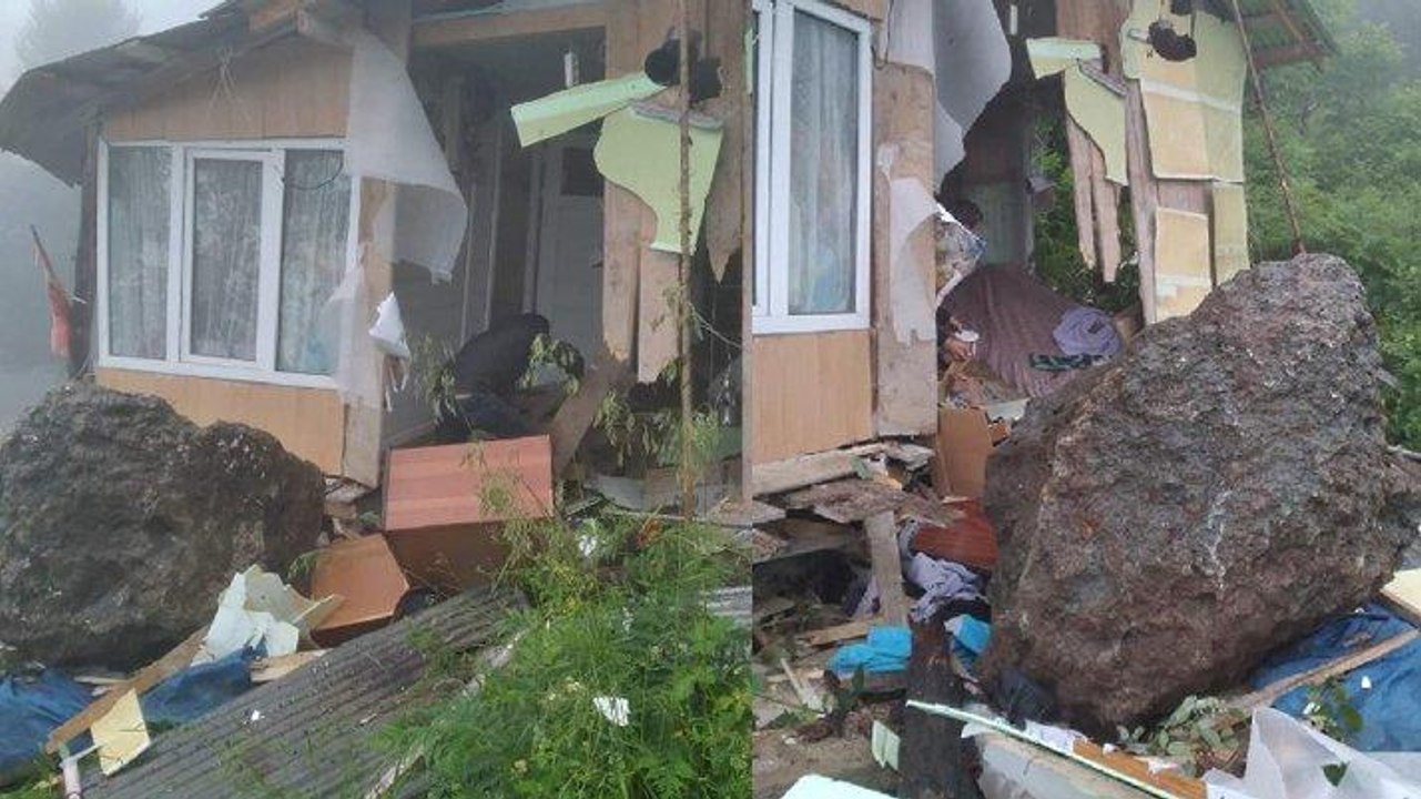 Artvin’de yamaçtan kopan dev kaya parçası önüne çıkan her şeyi yıkıp geçti