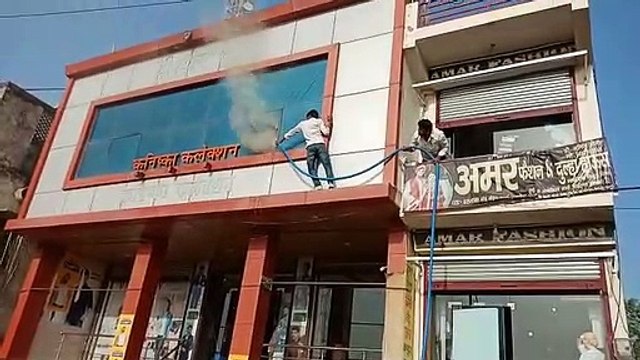 दो मंजिला शोरूम में भीषण आग से करोड़ों के कपड़े व चार लाख रुपए केश जला, 50 मीटर दूरी से भी नहीं पहुंच पाई दमकल