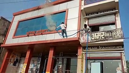 दो मंजिला शोरूम में भीषण आग से करोड़ों के कपड़े व चार लाख रुपए केश जला, 50 मीटर दूरी से भी नहीं पहुंच पाई दमकल