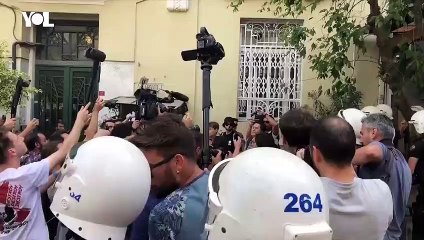 Polis, Onur Yürüyüşü için Sıraselviler Caddesi'nde toplanan kitlenin önünü kapattı