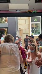 El bus retenido, parado y con las puertas abiertas tras la llegada de los Mossos