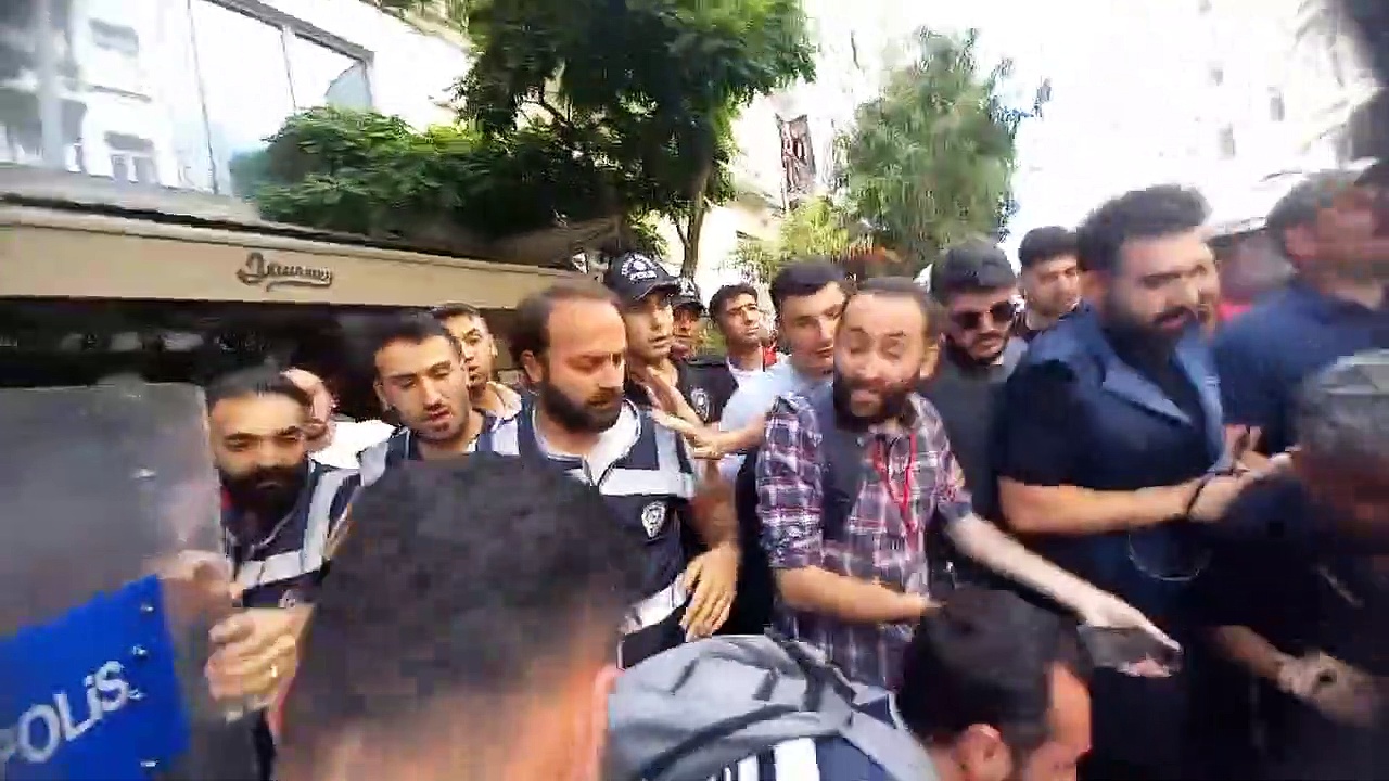Taksim'de 'Onur Yürüyüşü' öncesi AFP foto muhabiri Bülent Kılıç gözaltına alındı