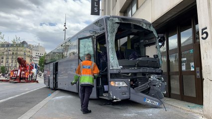 Un autocar s’encastre dans un bâtiment à Paris, un mort et 19 blessés légers