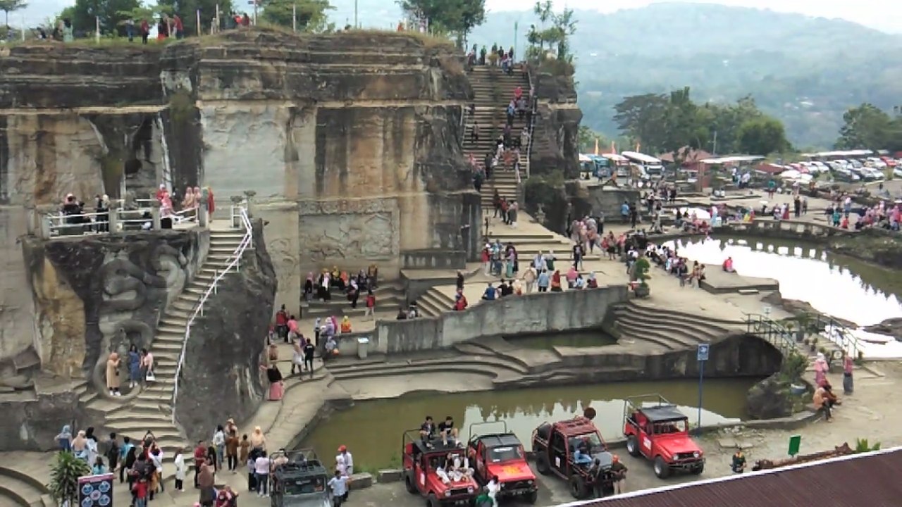 Suasana Wisata Tebing Breksi