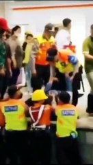 detik detik seorang penumpang jatuh ke bawah pojok peron KRL di stasiun manggarai