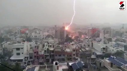 રાજકોટમાં ધોધમાર વરસાદ વચ્ચે વીજળી પડતી કેમેરામાં કેદ