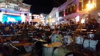 150名樂手在雞場街同時演奏Beyond樂隊成名歌曲，打破大馬記錄。