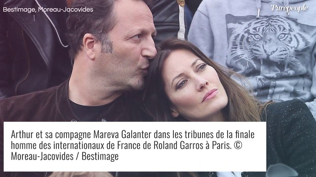 Mareva Galanter et Arthur : souvenir avec leur fille Manava, 7 ans, jolie petite sirène sur la plage