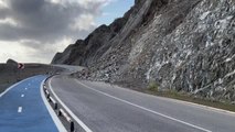 Heyelan nedeniyle Samandağ-Arsuz sahil yolu ulaşıma kapandı