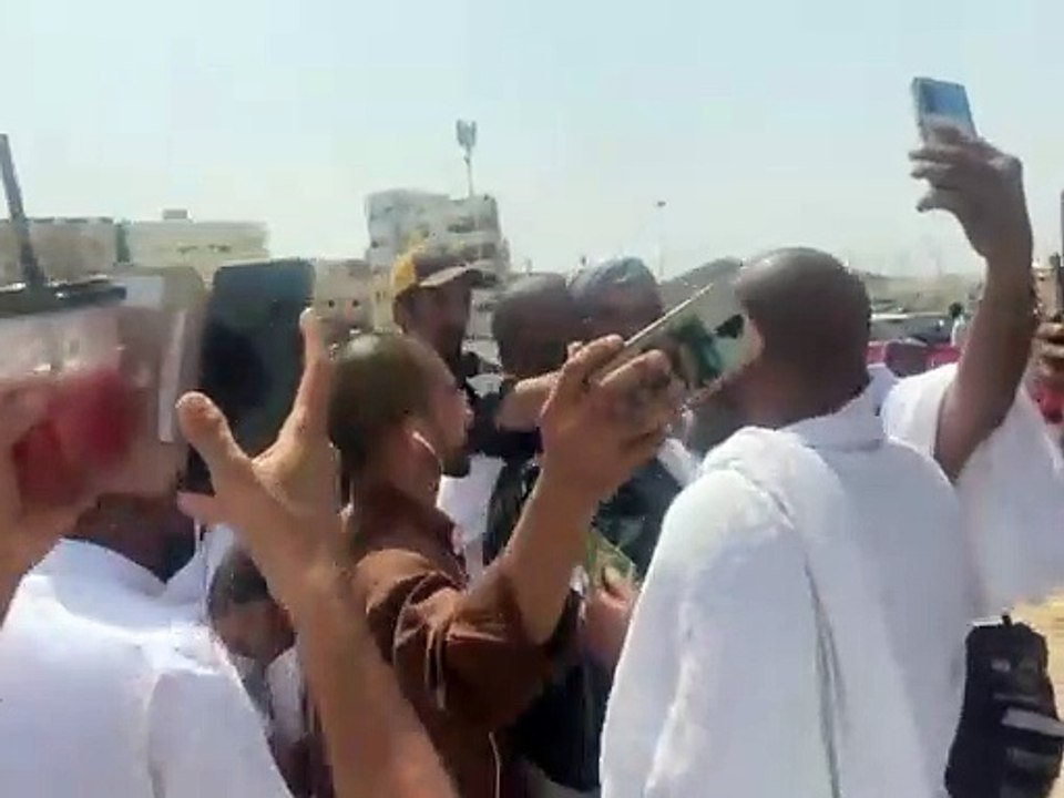 قادماً من بريطانيا.. وصول رحالة عراقي إلى مكة مشياً على الأقدام لأداء الفريضة