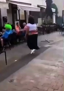 Poitiers : Lincroyable histoire de ce restaurateur menacé de mort et vandalisé après que des policiers aient fait un blackface dans son établissement - Les agents ont été suspendus ce week-end