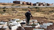 Operarios del cementerio de Sidi Salem, en las afueras de la localidad marroquí de Nador, fronteriza con Melilla, preparan hoy varias fosas donde las autoridades planean enterrar a los emigrantes muertos durante el intento masivo de acceso a Melilla.