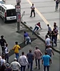 Son dakika... Cumhurbaşkanı ve çevredekilere hakaret edince tekme-tokat dövülen kardeşler tutuklandı