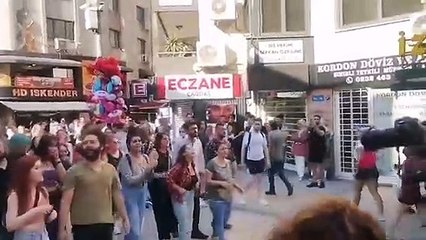 İzmir'de Onur Yürüyüşü'ne polis müdahalesi: 8 gözaltı