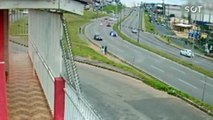 Câmera de segurança registra motociclista sendo fechado, saindo da rodovia no Paraná
