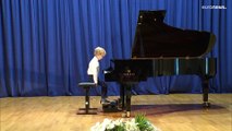 شاهد: طفل في السابعة من العمر يعزف البيانو بمهارة لا مثيل لها...