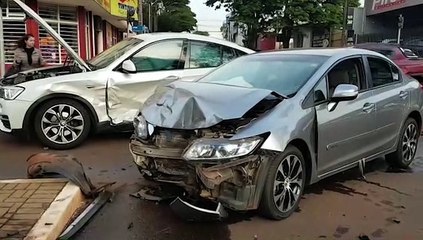 BMW e Civic se envolvem em forte batida na Avenida Brasil, no Centro