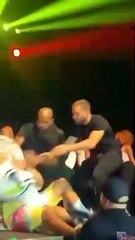 Fanático abraza y tumba a Anuel en tarima en un concierto en España