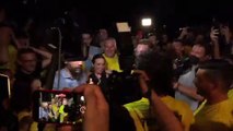 Comunali Verona, Tommasi brinda con i sostenitori fuori dal comitato elettorale