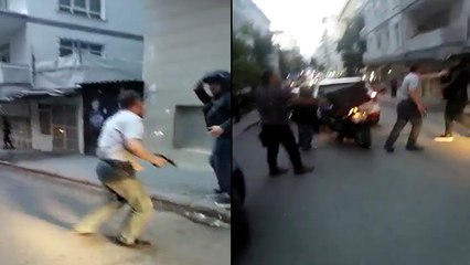 otomobil sürücüsü tartıştığı moto kuryenin başına silahının kabzasıyla vurdu