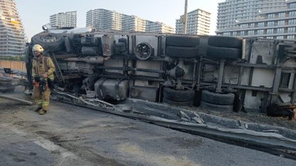 Kamyon arızalanan İETT otobüsüne çarptı