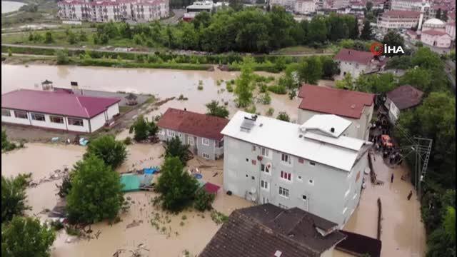 Zonguldak'ta Gaziler deresi taştı, evlerinde mahsur kalanlar botlarla kurtarıldı