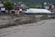 KASTAMONU - Bozkurt İlişi köyünden geçen çayın taşması sonucu köydeki bazı evler su altında kaldı (2)