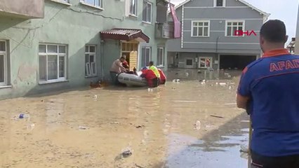 Zonguldak'ta Gaziler deresi taştı, evlerinde mahsur kalanlar botlarla kurtarıldı