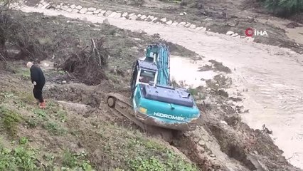 Sağanak yeniden etkili oldu, yollar göle döndü... Esnaftan taşkınlara karşı çuvallı önlem
