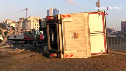 Meyve yüklü kamyon arızalanan İETT otobüsüne çarptı