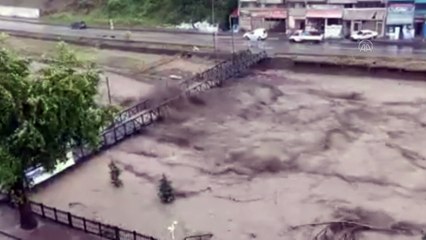 Kastamonu'da sel alarmı: İnebolu'da iki köprü çöktü, 'üst katlara çıkın' uyarısı!