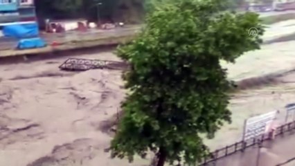 İnebolu'da sağanak nedeniyle taşan çay su baskınlarına neden oldu, köprü yıkıldı