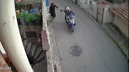 İstanbul’da yaşlı kadına kapkaç kamerada