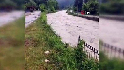 Télécharger la video: Türkeli'de dere taştı, evler sular altında kaldı, geçici köprüler ulaşıma kapandı