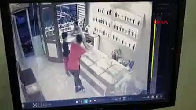 Kuyumcuyu bacaklarından vurup, yarım kilo altınla kaçan soyguncular yakalandı