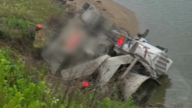 경기 시흥시에서 승용차·레미콘 차량 추돌 사고...2명 경상 / YTN