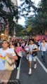 Une bousculade s'est produite à la marche des fiertés LGBTQIA  à New York, des centaines de personnes tentant de fuir après avoir pris le bruit de pétards pour des coups de feu -