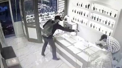 Kuyumcuyu bacaklarından vurup, yarım kilo altınla kaçan soyguncular yakalandı
