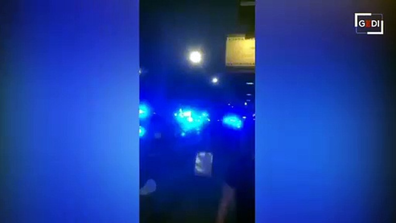 Oslo, sparatoria all’esterno di un locale gay nella notte che precede il Pride: l'arrivo della polizia