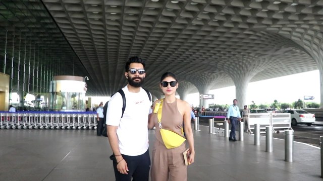 Mouni Roy पति Suraj Nambiar के साथ चली Goa; Cool Look में दिखी Mouni | FilmBeat*Bollywood